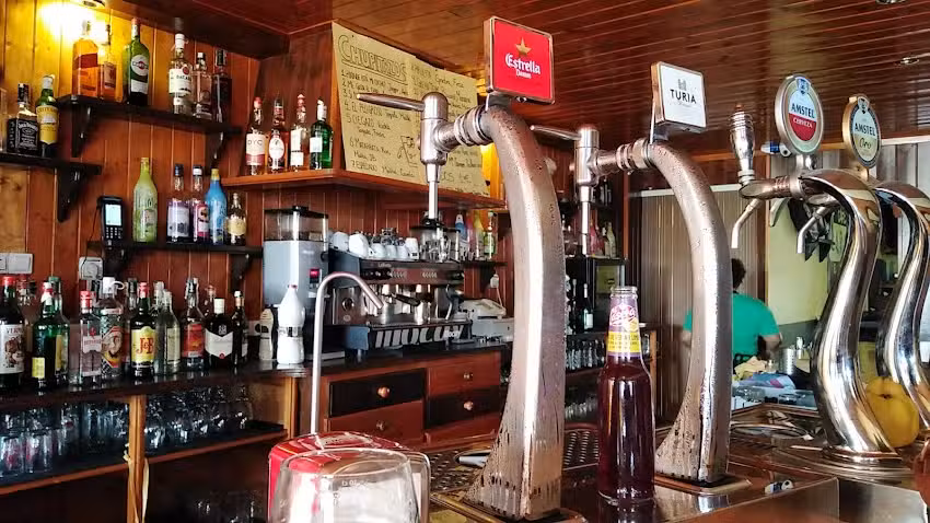 Caf&eacute; Pub Ca&ntilde;adas bar restaurante