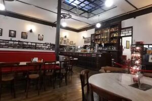 Caf&eacute;-Sal&oacute;n P&eacute;rez, Utiel