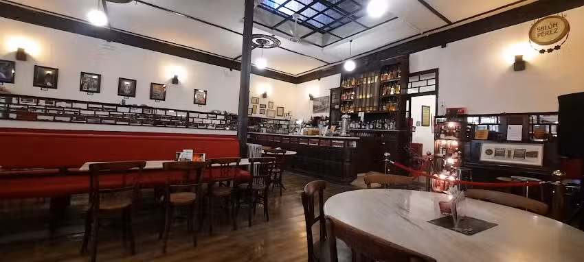 Caf&eacute;-Sal&oacute;n P&eacute;rez, Utiel