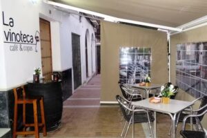 Caf&eacute; y copas La Vinoteca
