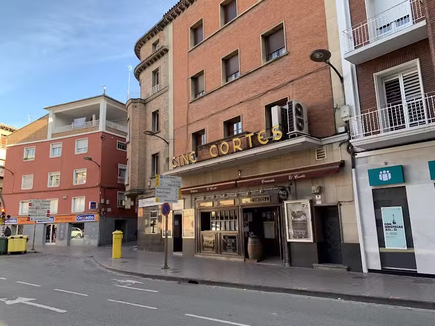 Cafeter&iacute;a &ndash; Cervecer&iacute;a &laquo;EL CORT&Eacute;S&raquo;