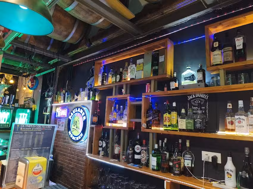 Cafeter&iacute;a & Cocteler&iacute;a Olympus