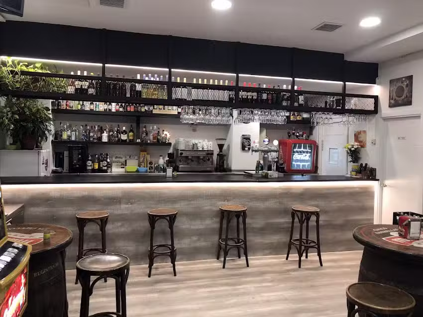 Cafeter&iacute;a El Refugio Cervecer&iacute;a Rte.