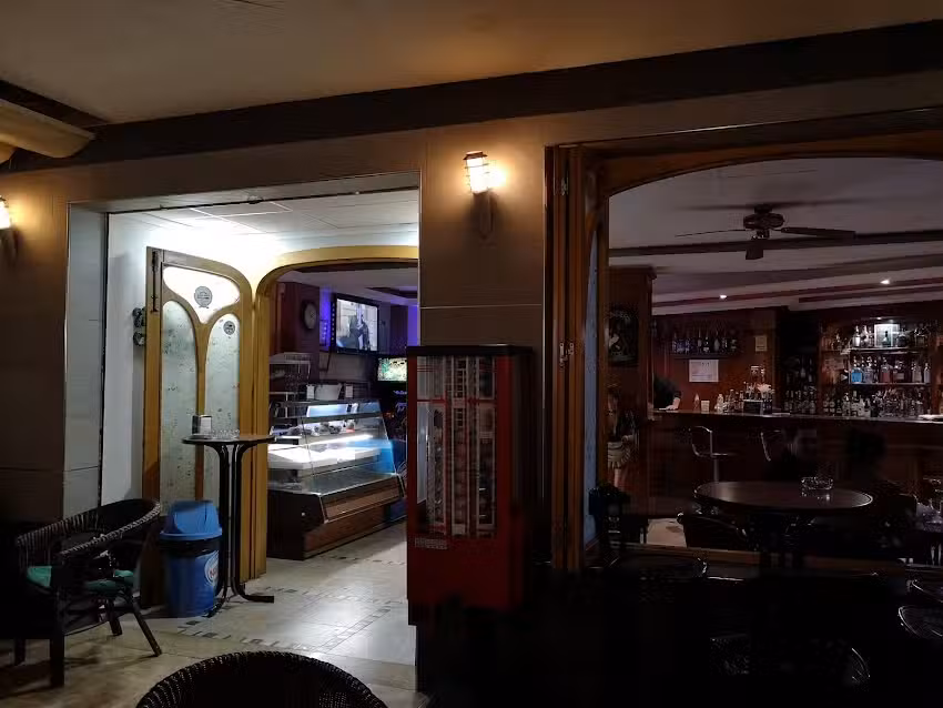 Cafeter&iacute;a-Pub CALDER&Oacute;N.