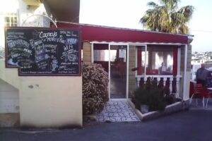 Cagneys Bar la marina