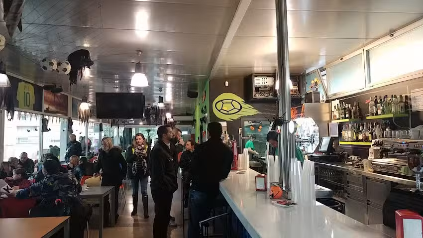 CAL PEL&Eacute;- Bar Camp de futbol de la Gu&agrave;rdia