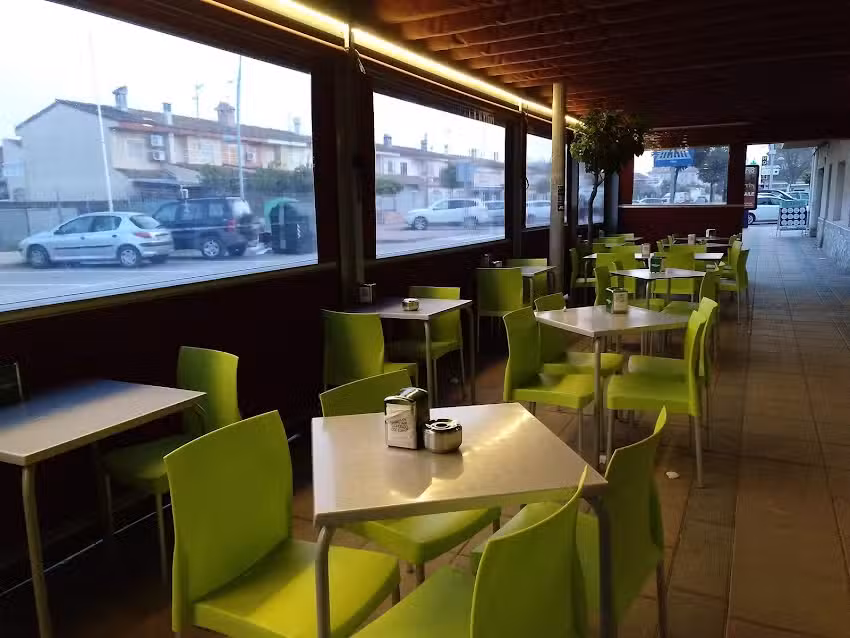 Camale&oacute;n Bar
