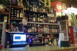 Camale&oacute;n Cubatas Bar