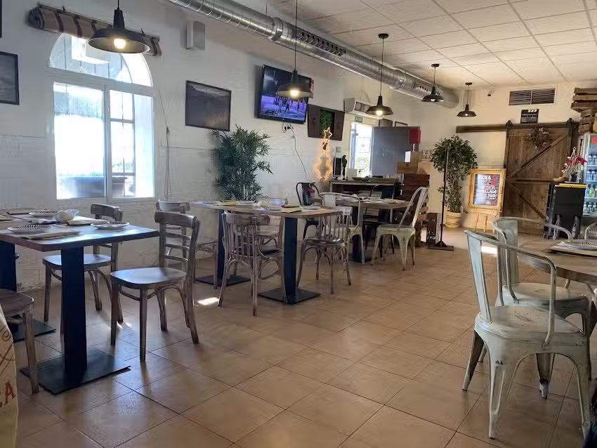 Camale&oacute;n Negro Casual&Grill Experience