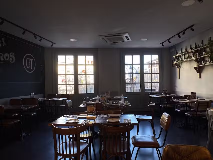 Ca&ntilde;as y Tapas