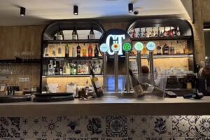 Ca&ntilde;as y Tapas