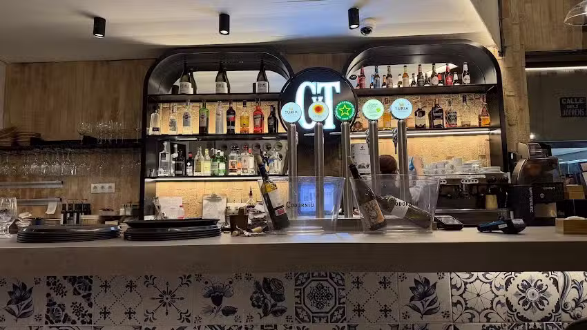 Ca&ntilde;as y Tapas