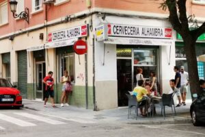 Cervecer&iacute;a Alhambra calle llanera de ranes n&uacute;mero 26 chalet emfrente