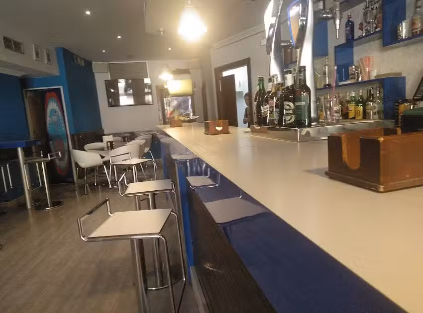 CERVECER&Iacute;A Y COPAS SEVEN 7.