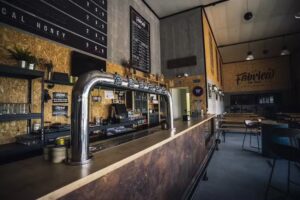 CERVEZA E HIDROMIEL CASTRE&Ntilde;A TAP ROOM &laquo;LA FABRICA&raquo;