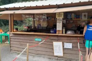 Chiringuito bajo el puente de Toraño