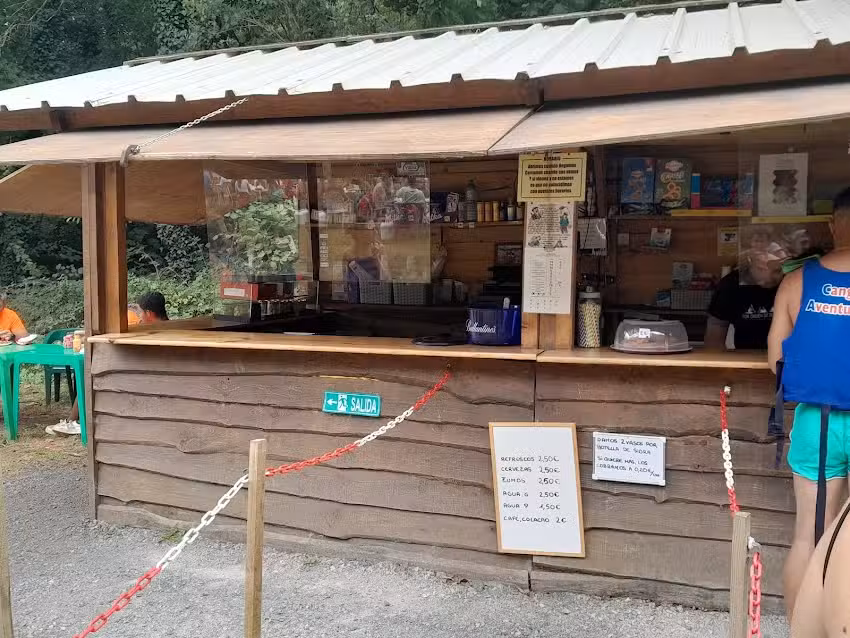 Chiringuito bajo el puente de Tora&ntilde;o