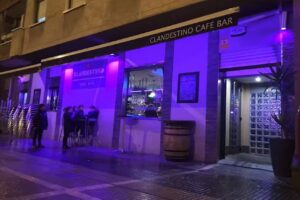 𝙲𝙻𝙰𝙽𝙳𝙴𝚂𝚃𝙸𝙽𝙾 𝙲𝙰𝙵𝙴-𝙱𝙰𝚁