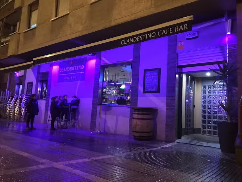 𝙲𝙻𝙰𝙽𝙳𝙴𝚂𝚃𝙸𝙽𝙾 𝙲𝙰𝙵𝙴-𝙱𝙰𝚁