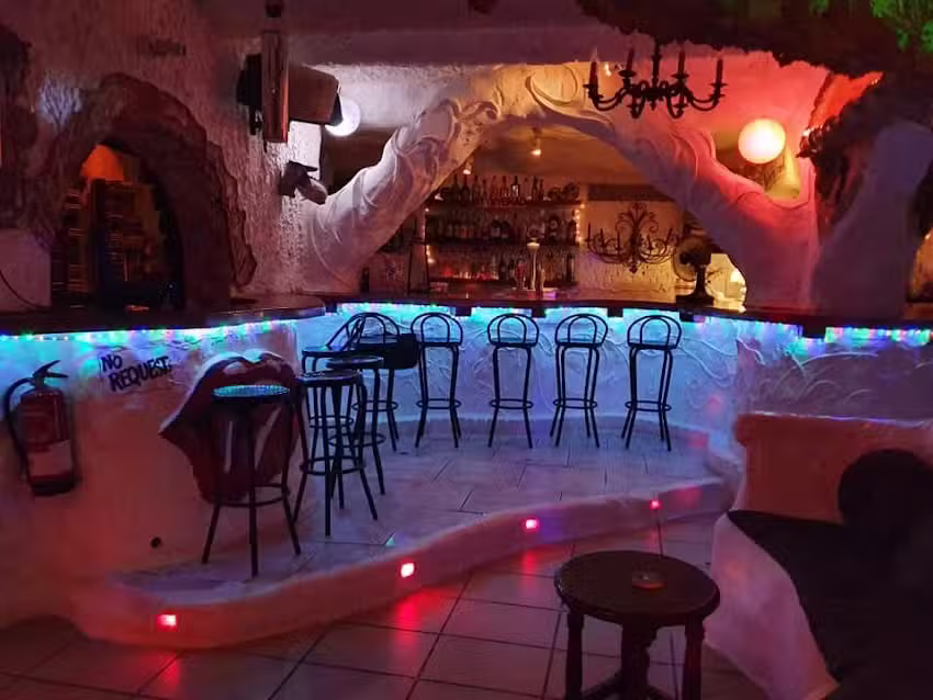 Cova Dino&rsquo;s Musical Bar Karaoke