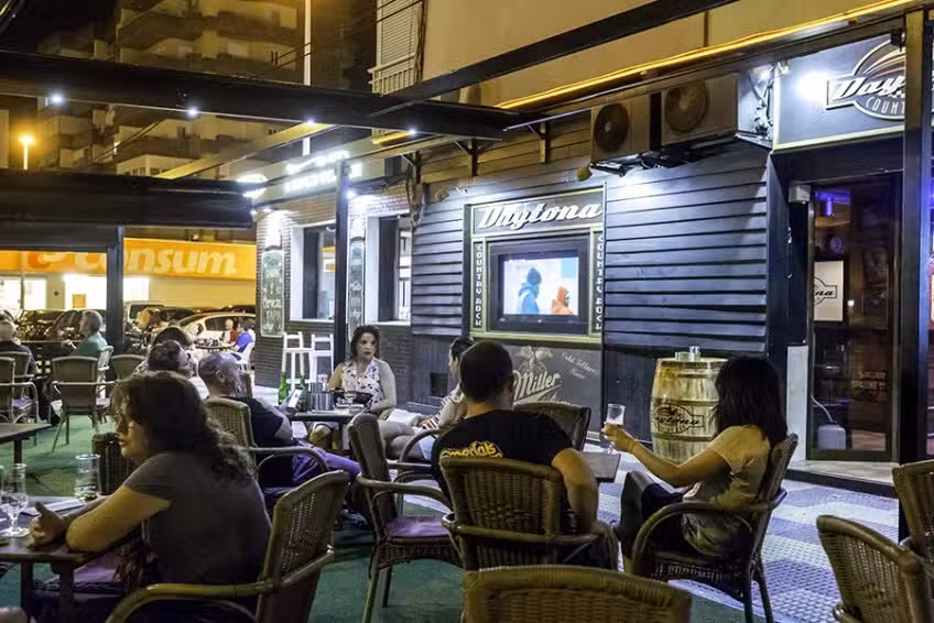 Daytona Country Bar. C.B.