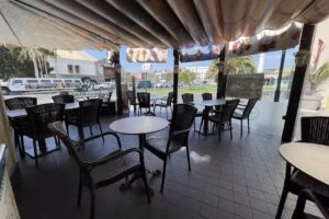 Dazzle Caf&eacute; & Bar