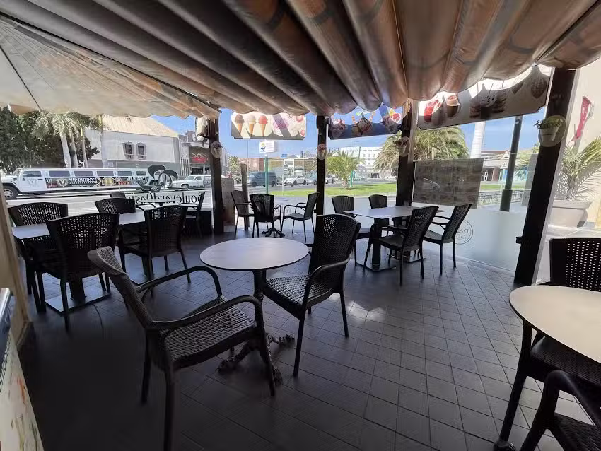 Dazzle Caf&eacute; & Bar