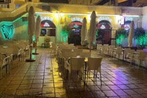 Dec&rsquo;s Irish Sports Pub