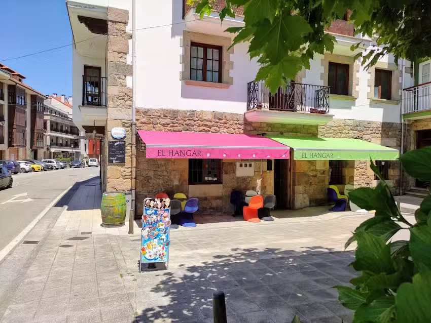 EL HANGAR &ndash; Pub &ndash; Cafe &ndash; SELAYA