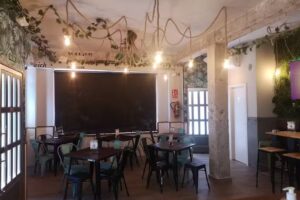 El mercado Gastrobar detr&aacute;s del mercado de villaverde Alto