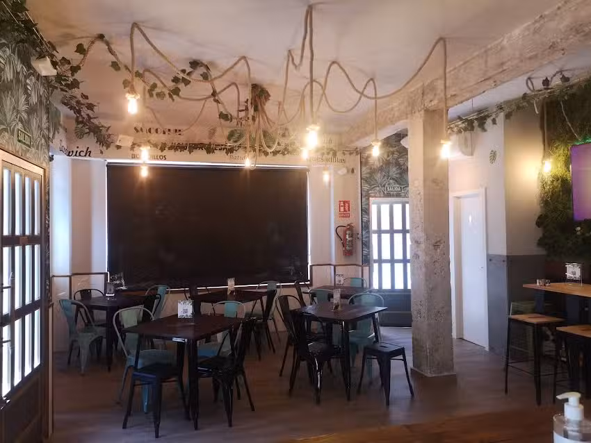 El mercado Gastrobar detr&aacute;s del mercado de villaverde Alto