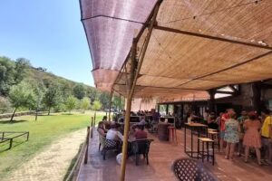 El Rio Terraza & Grill / Piscina Natural de Hoyos