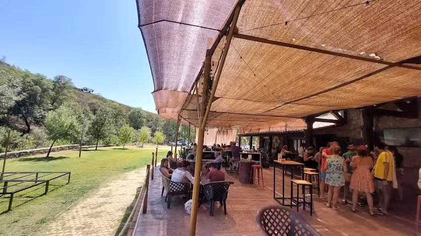 El Rio Terraza & Grill / Piscina Natural de Hoyos