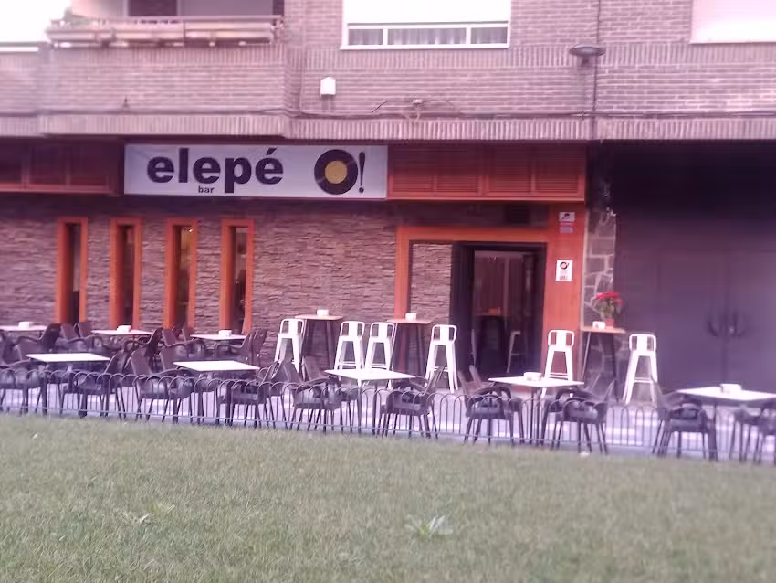 elep&eacute; bar