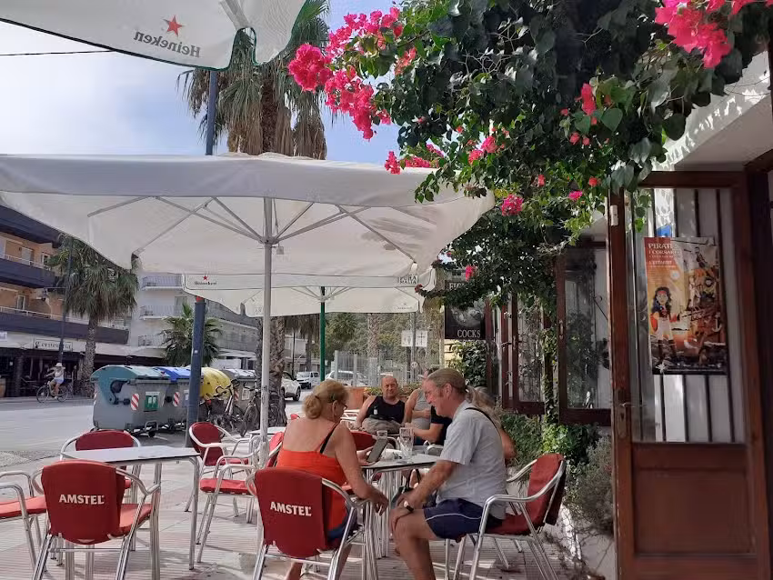 Fighting Cocks Bar &ndash; Best Draft Pint in L&rsquo;Estartit