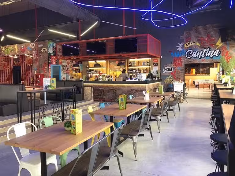 Freestyle Cantina: Sports Bar con Bolera