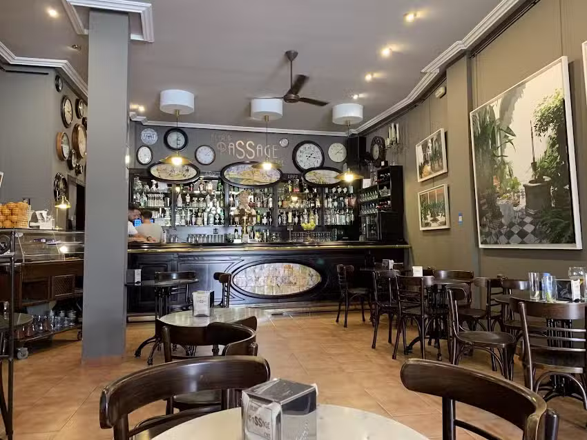 GALERIA &bull; PASSAGE &bull; CAFE