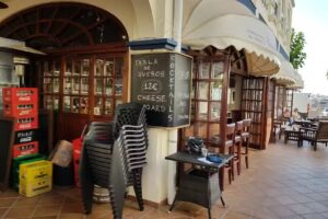 Gin Bar Cinamon&rsquo;s Boat