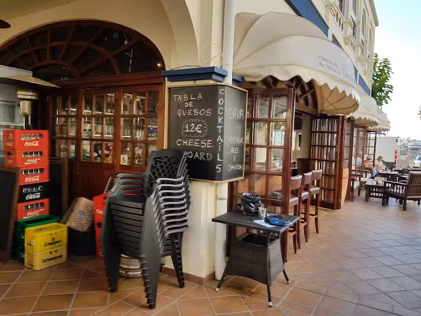 Gin Bar Cinamon&rsquo;s Boat