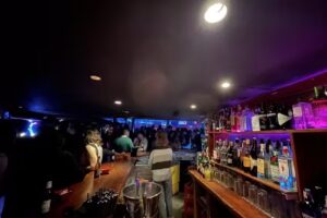 H&eacute;roe Caf&eacute; Espect&aacute;culo Bar de los 80