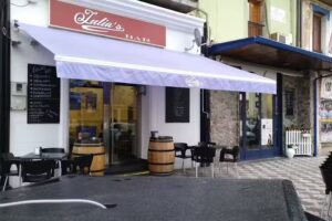 Julia&rsquo;s bar