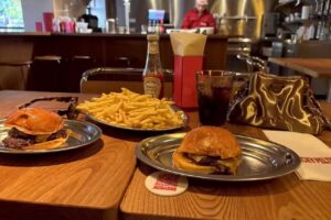 Kricky Pelton Serrano l Hamburgueser&iacute;a Madrid