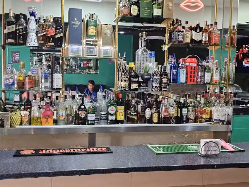 LA EMBAJADA BAR
