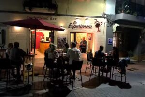 La Experiencia, caf&eacute; y vinobar