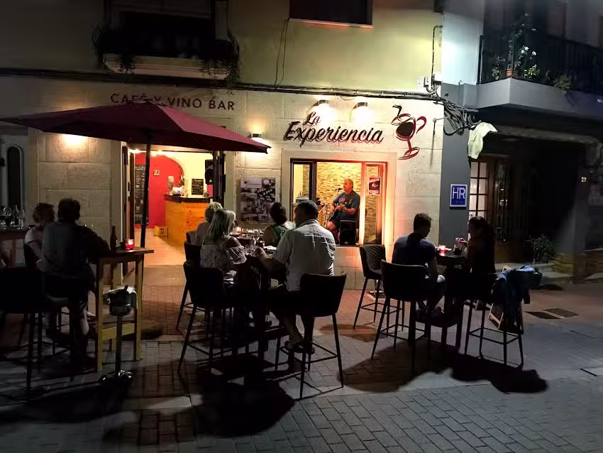 La Experiencia, caf&eacute; y vinobar