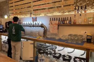 La F&aacute;brica Craft Bar Smach Taproom