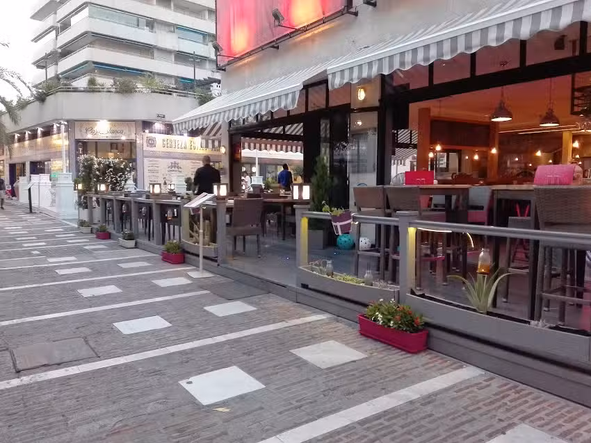 La Lavander&iacute;a / The Launderette