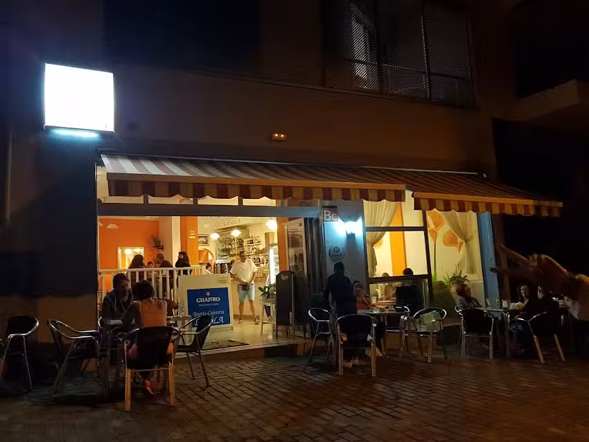 La Ola Sunset Caf&eacute;