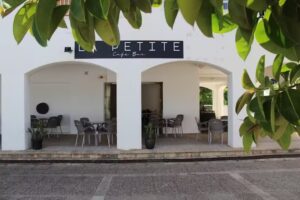 La Petite Caf&eacute; Bar