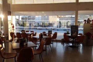 La Plaza CAF&Eacute;-BAR.